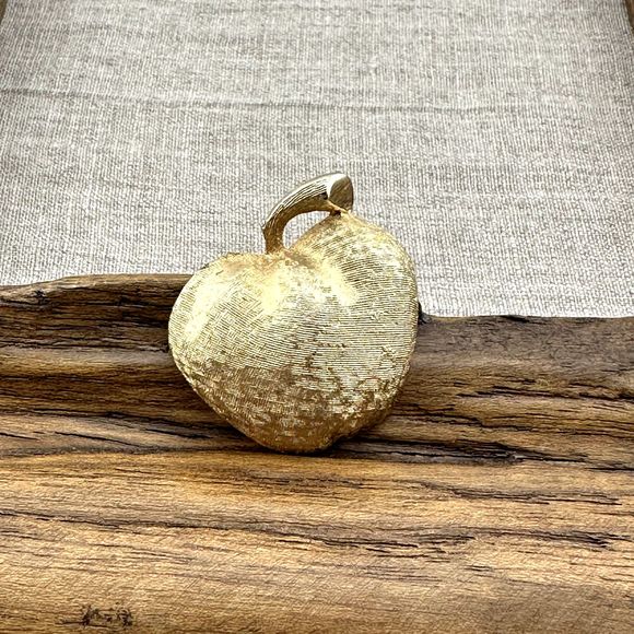 Vintage Signed 1950’s CORO Textured Gold Tone Golden Apple Brooch (Without Leaf) - Picture 2 of 7
